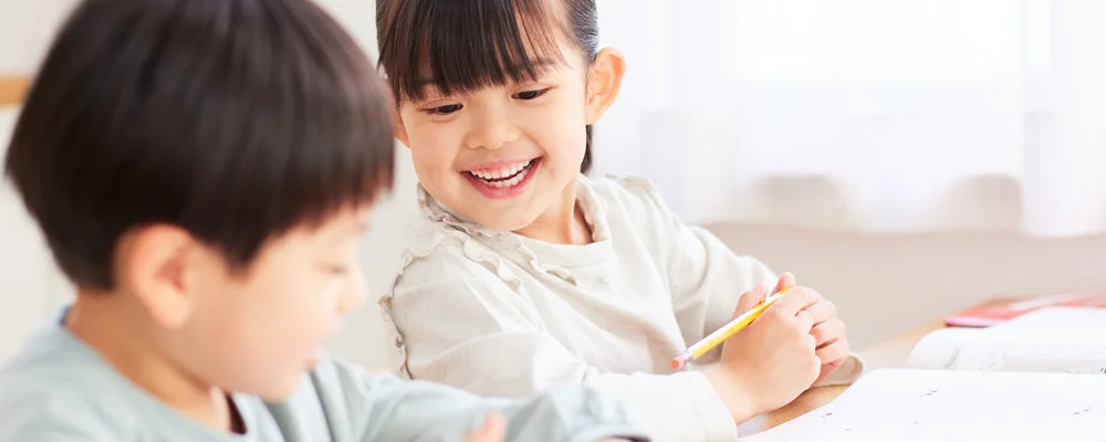 健やかな歯で笑い合う子どもたちの様子｜戸塚モディシティデンタルクリニック