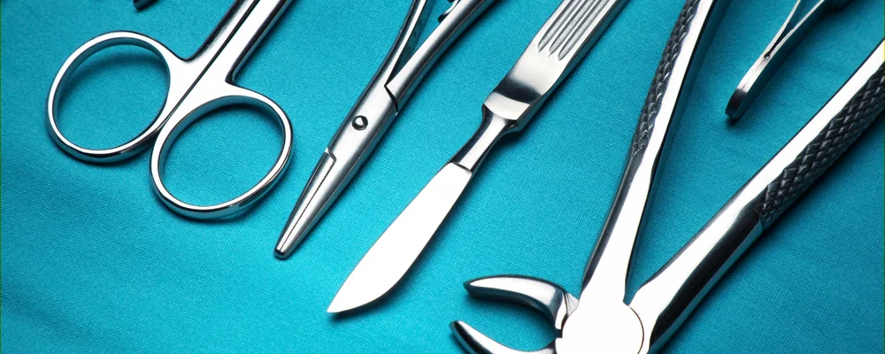 トレーに並んだ口腔外科の手術器具｜戸塚モディシティデンタルクリニック